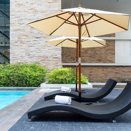 The Capital Resort @ Sukhumvit 50 曼谷 外观 照片 Sunloungers by a pool