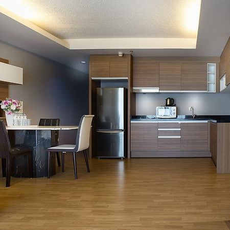 The Capital Resort @ Sukhumvit 50 曼谷 外观 照片 A modern kitchen