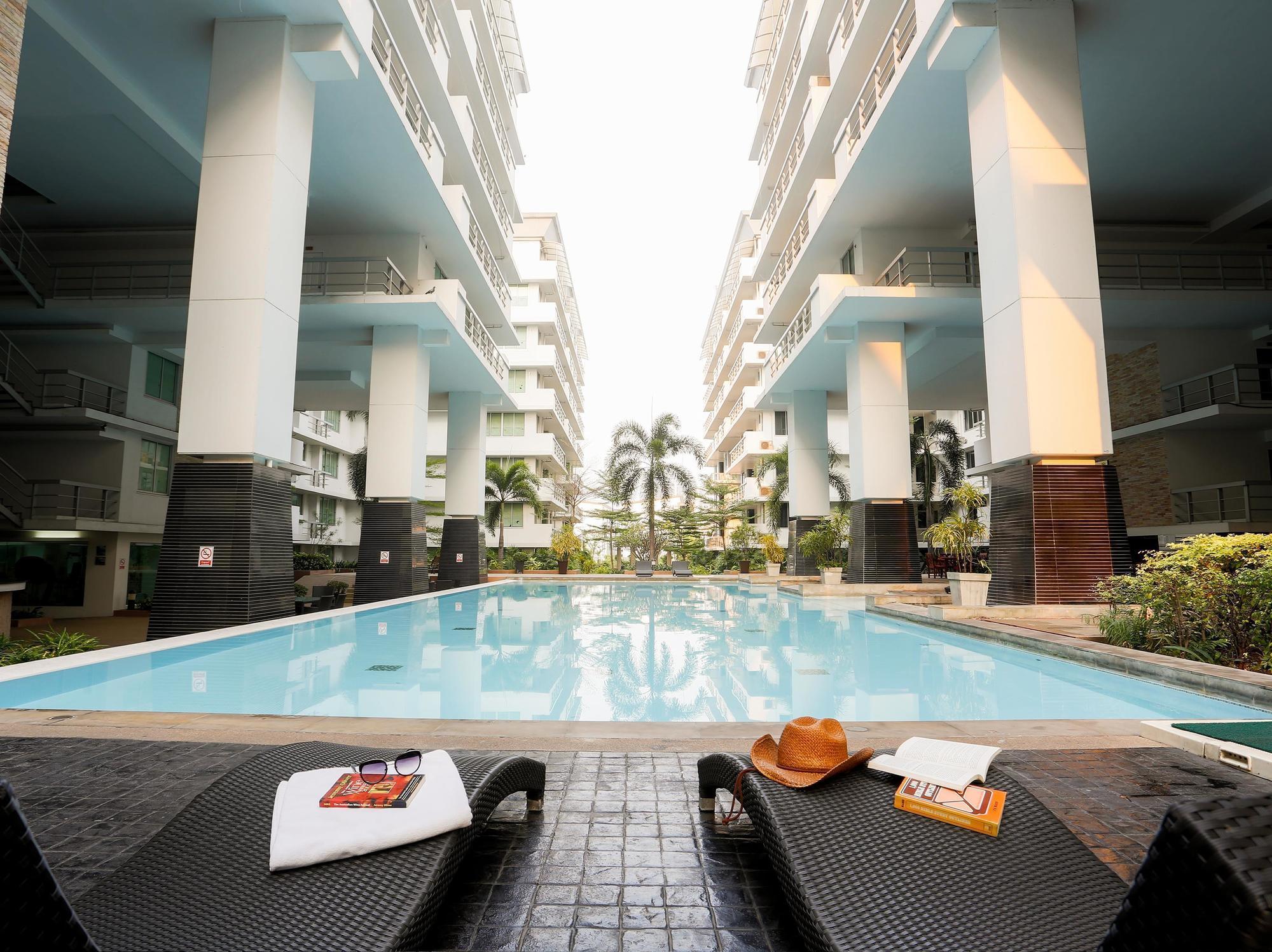 The Capital Resort @ Sukhumvit 50 曼谷 外观 照片 The swimming pool at the complex