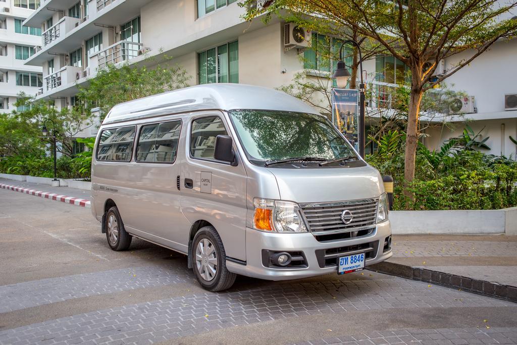 The Capital Resort @ Sukhumvit 50 曼谷 外观 照片 2015 Nissan Urvan