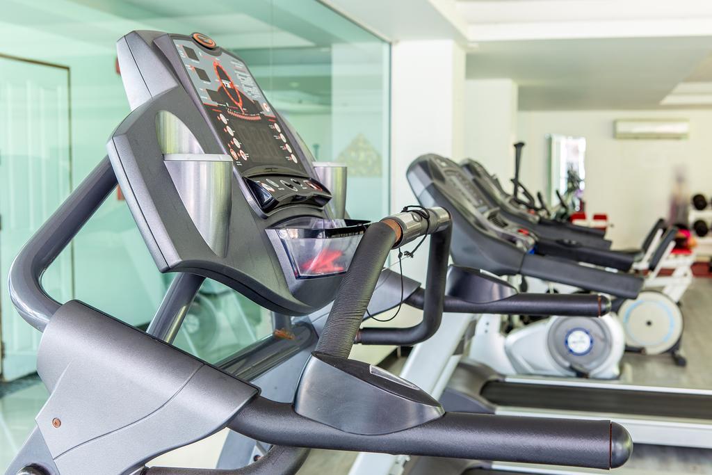The Capital Resort @ Sukhumvit 50 曼谷 外观 照片 Treadmills in a gym