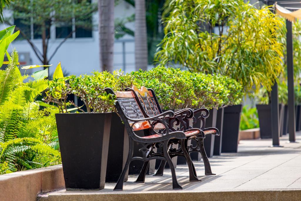 The Capital Resort @ Sukhumvit 50 曼谷 外观 照片 Seating at the park