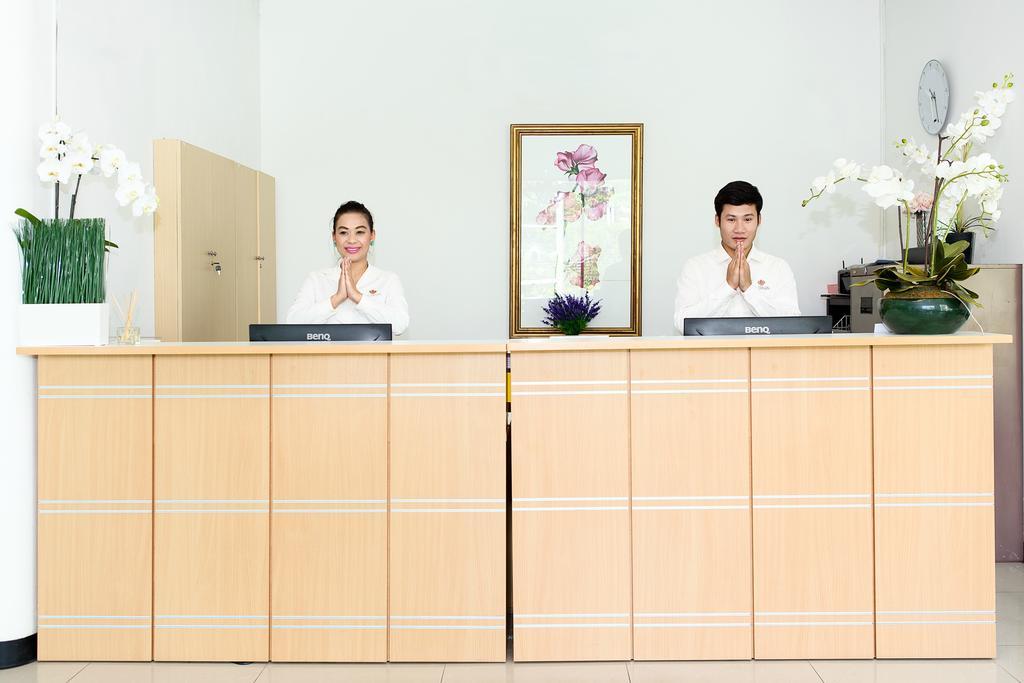 The Capital Resort @ Sukhumvit 50 曼谷 外观 照片 Reception desk