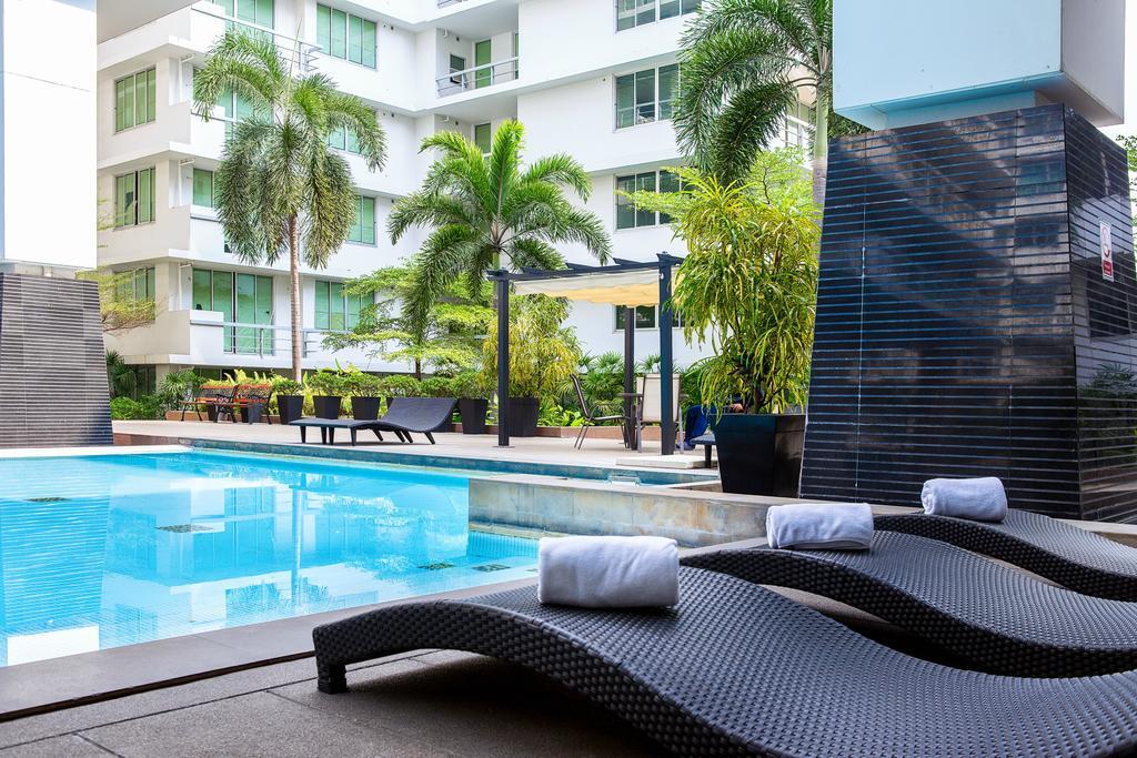 The Capital Resort @ Sukhumvit 50 曼谷 外观 照片 The swimming pool at the hotel