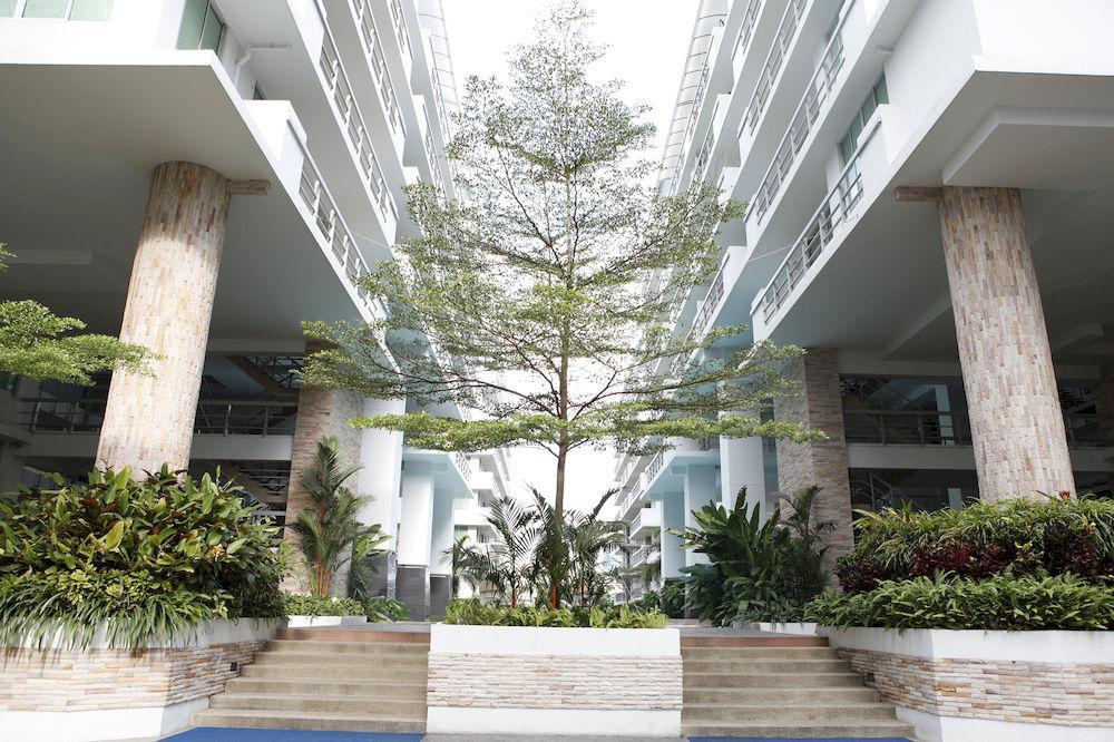 The Capital Resort @ Sukhumvit 50 曼谷 外观 照片 The courtyard of the school