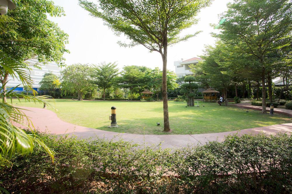 The Capital Resort @ Sukhumvit 50 曼谷 外观 照片 The lawn