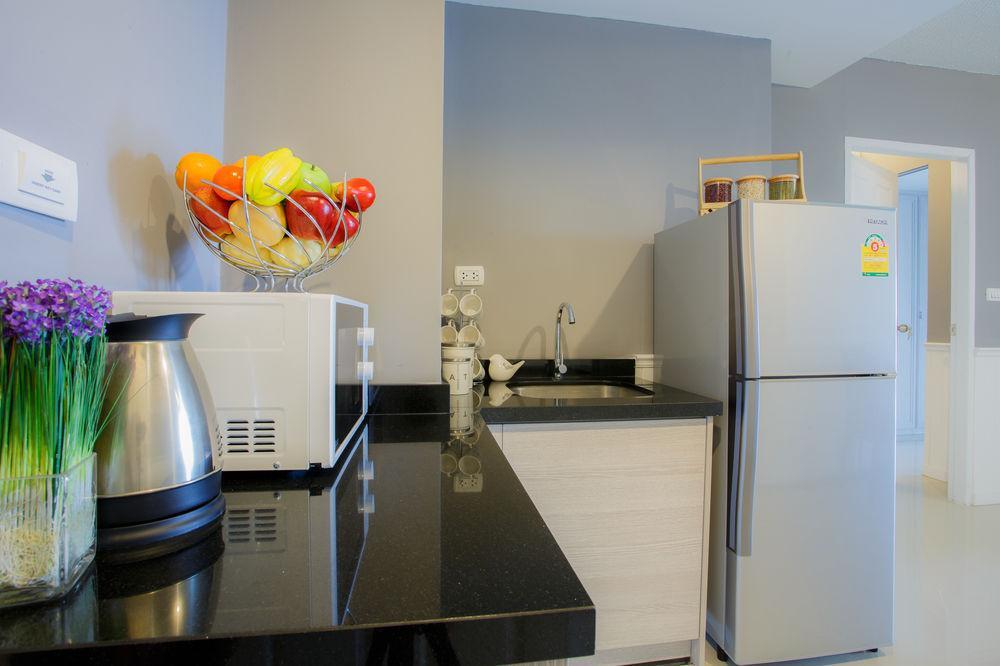 The Capital Resort @ Sukhumvit 50 曼谷 外观 照片 A modern kitchen