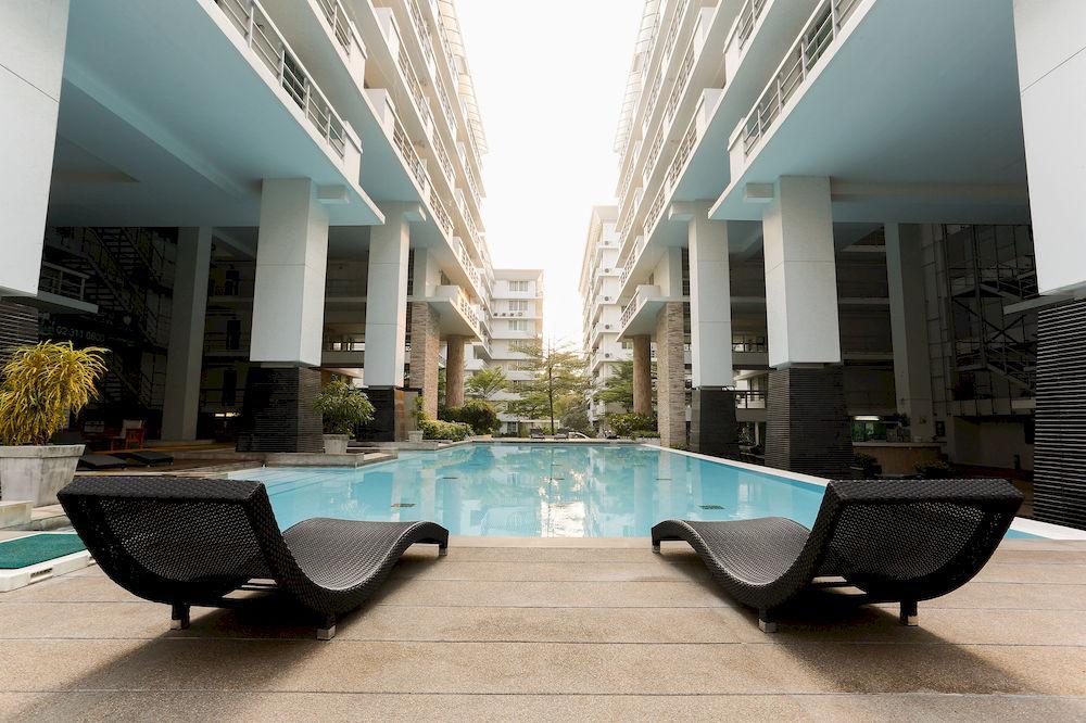 The Capital Resort @ Sukhumvit 50 曼谷 外观 照片 The swimming pool at the 10th floor of the building
