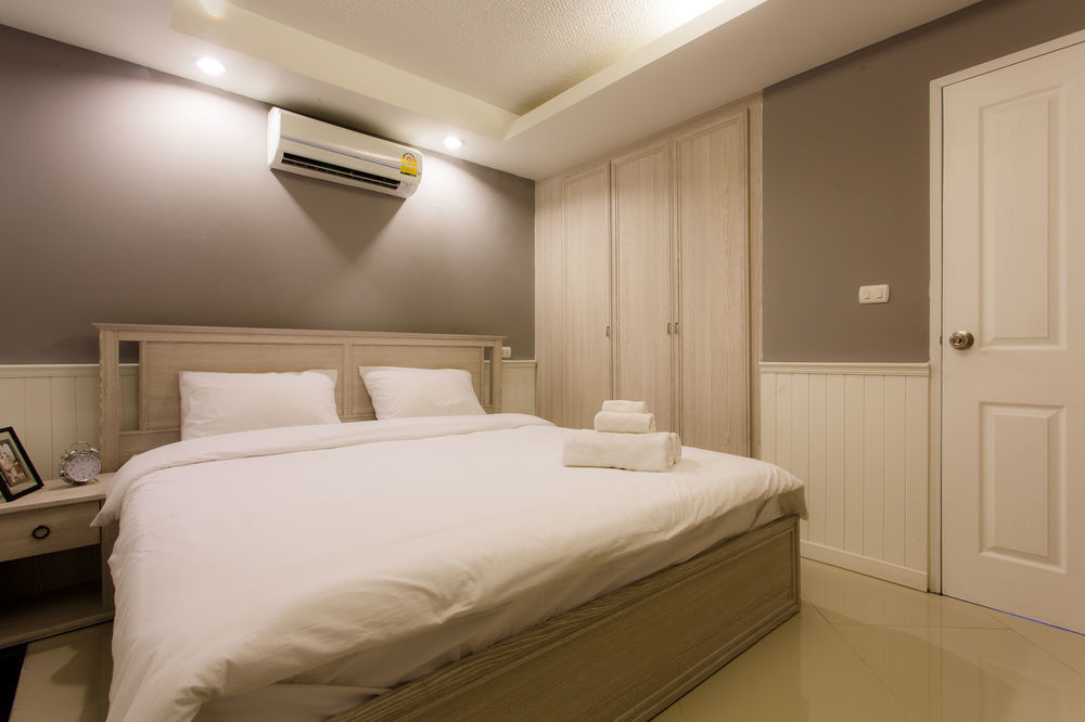 The Capital Resort @ Sukhumvit 50 曼谷 外观 照片 A bedroom with a split-type air conditioner