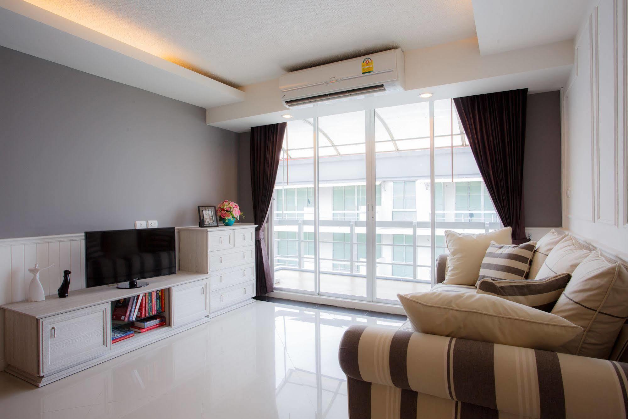 The Capital Resort @ Sukhumvit 50 曼谷 外观 照片 A living room in a condominium