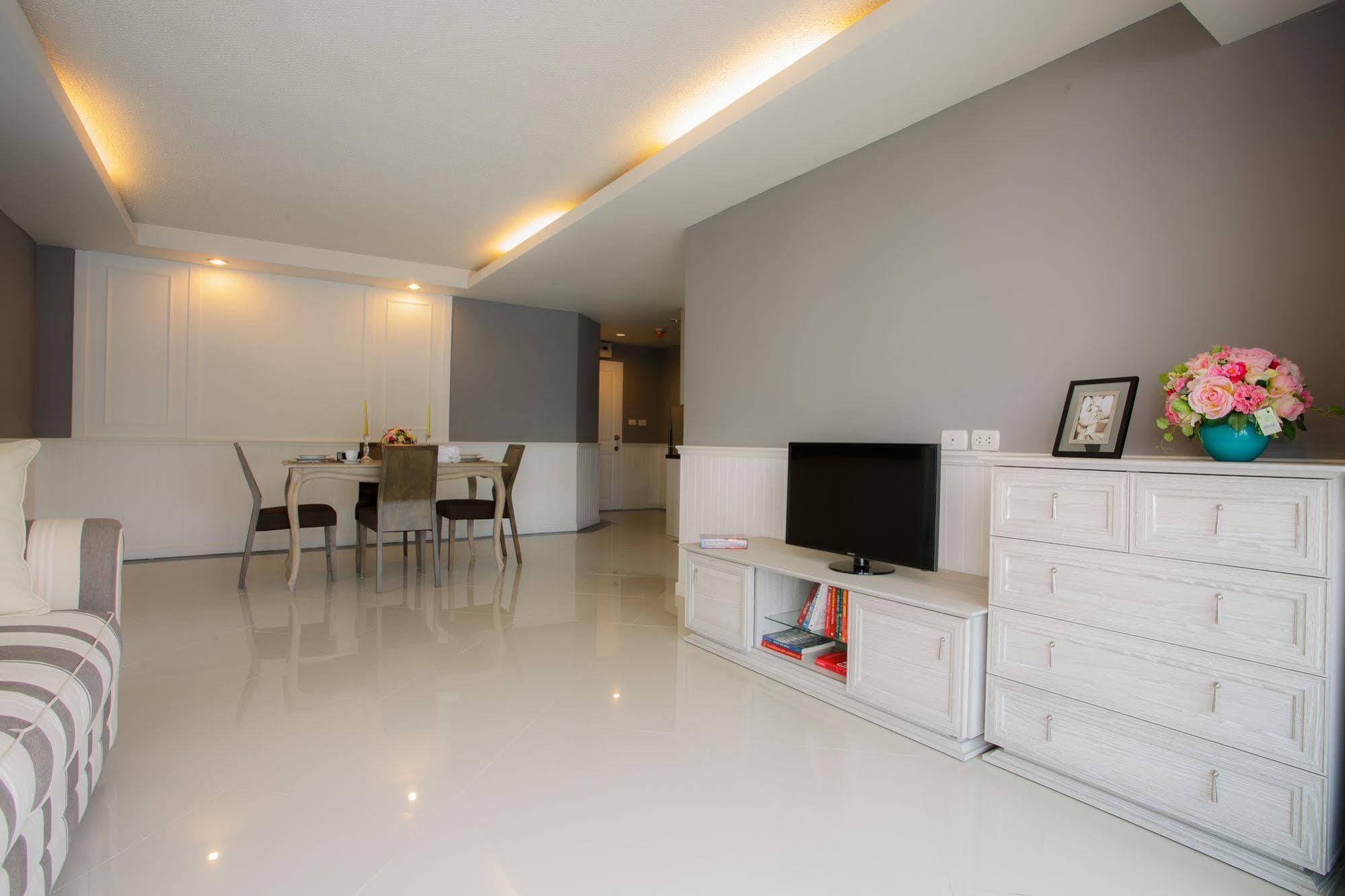 The Capital Resort @ Sukhumvit 50 曼谷 外观 照片 A living room in a landed property in Singapore