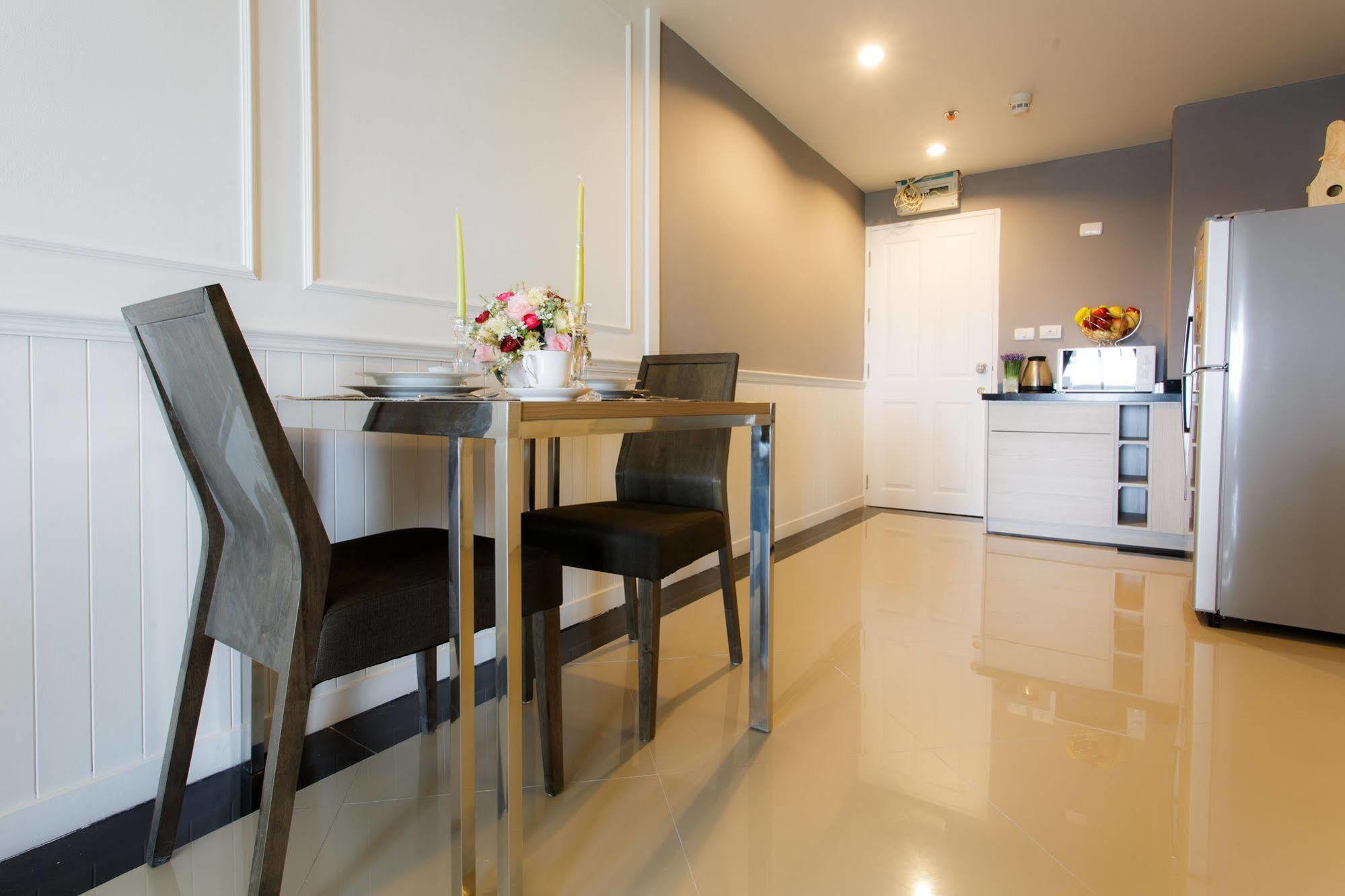 The Capital Resort @ Sukhumvit 50 曼谷 外观 照片 A modern kitchen