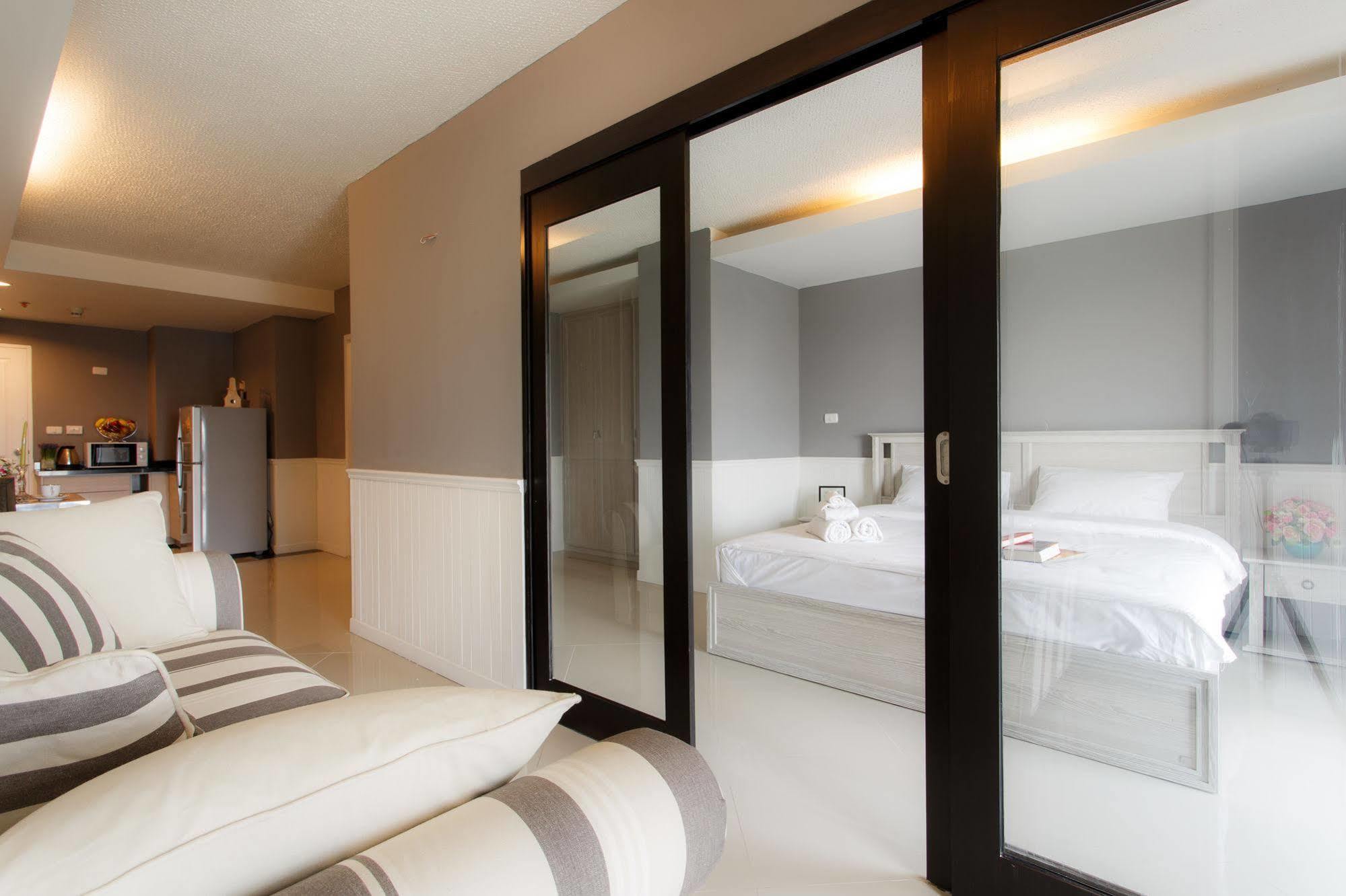 The Capital Resort @ Sukhumvit 50 曼谷 外观 照片 Sliding doors