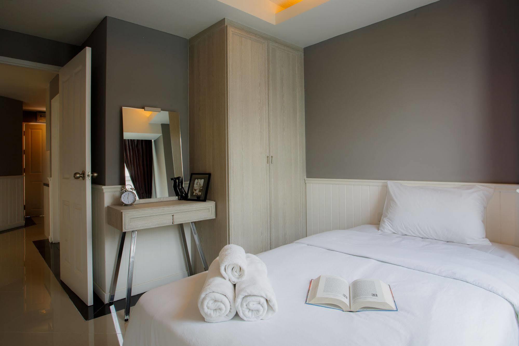 The Capital Resort @ Sukhumvit 50 曼谷 外观 照片 A bedroom in a serviced apartment in Bangkok, Thailand