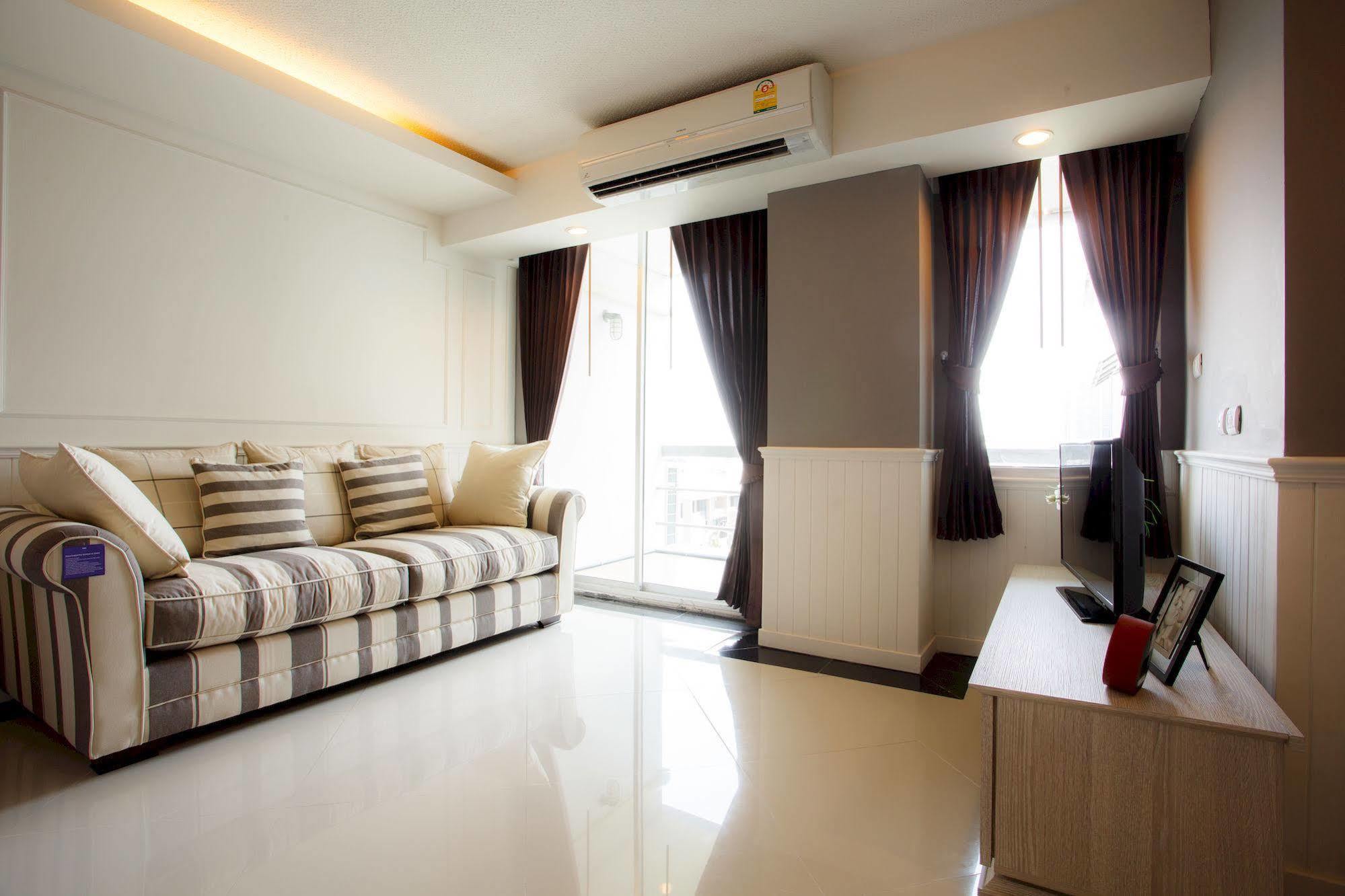 The Capital Resort @ Sukhumvit 50 曼谷 外观 照片 A living room in a condominium