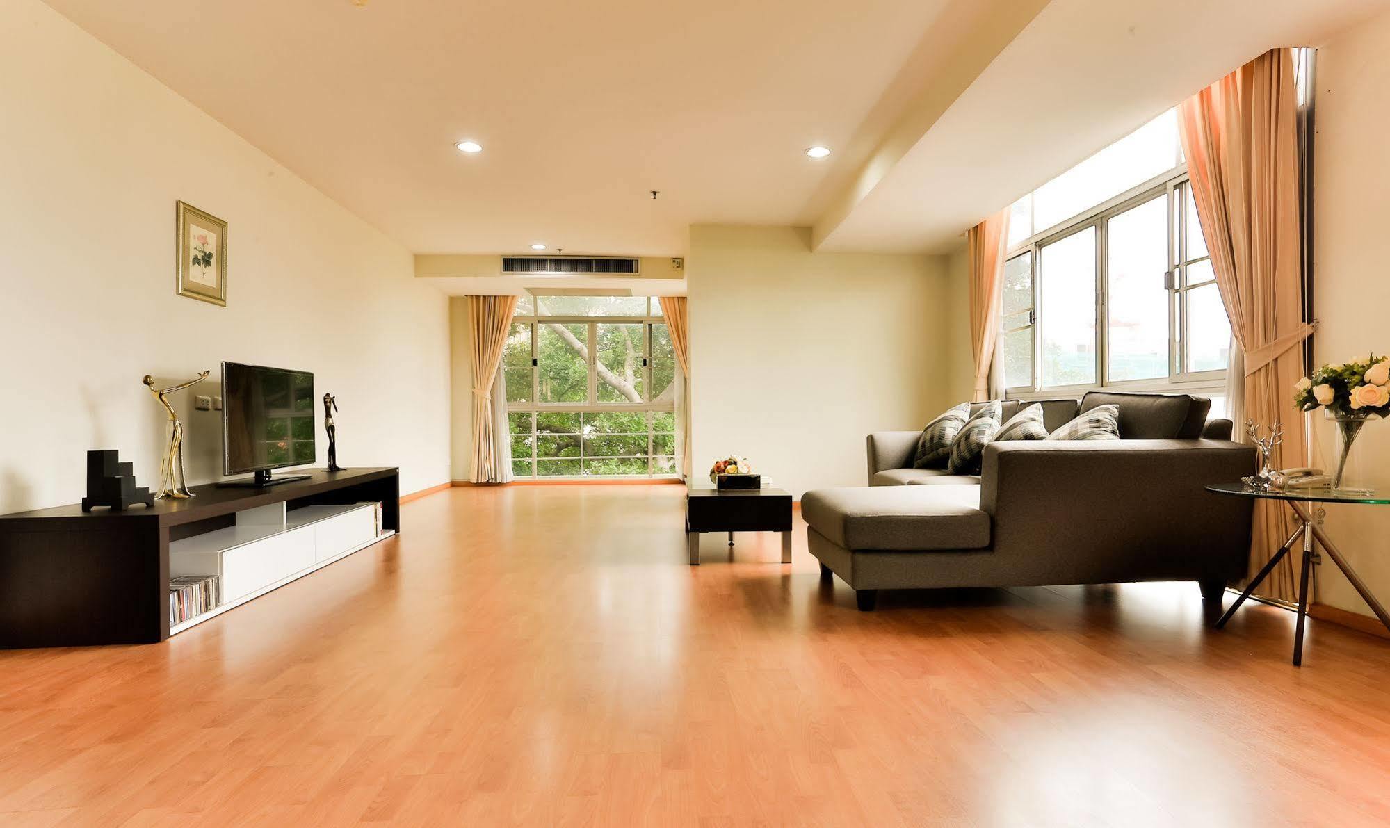 The Capital Resort @ Sukhumvit 50 曼谷 外观 照片 A living room with a laminate wood floor