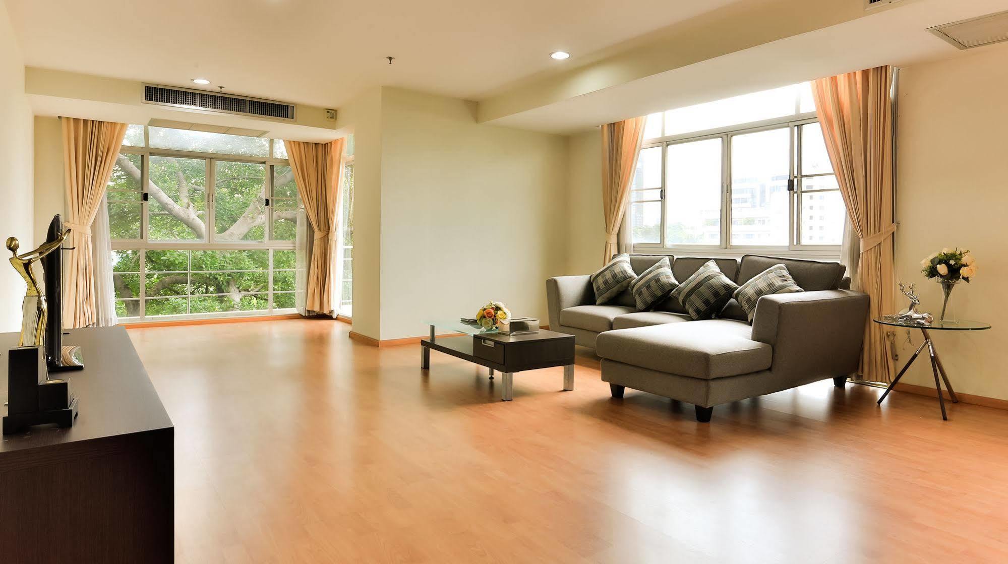 The Capital Resort @ Sukhumvit 50 曼谷 外观 照片 A living room with a laminate wood floor