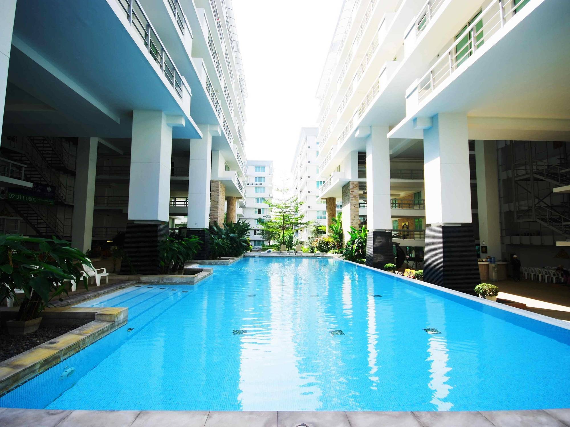 The Capital Resort @ Sukhumvit 50 曼谷 外观 照片 The swimming pool at the 10th floor of the building