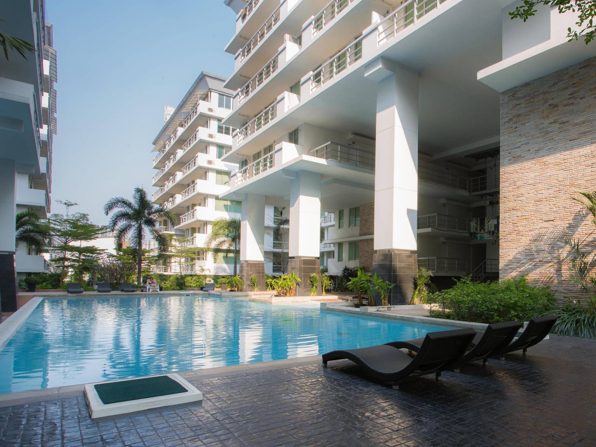 The Capital Resort @ Sukhumvit 50 曼谷 外观 照片 The swimming pool at the complex