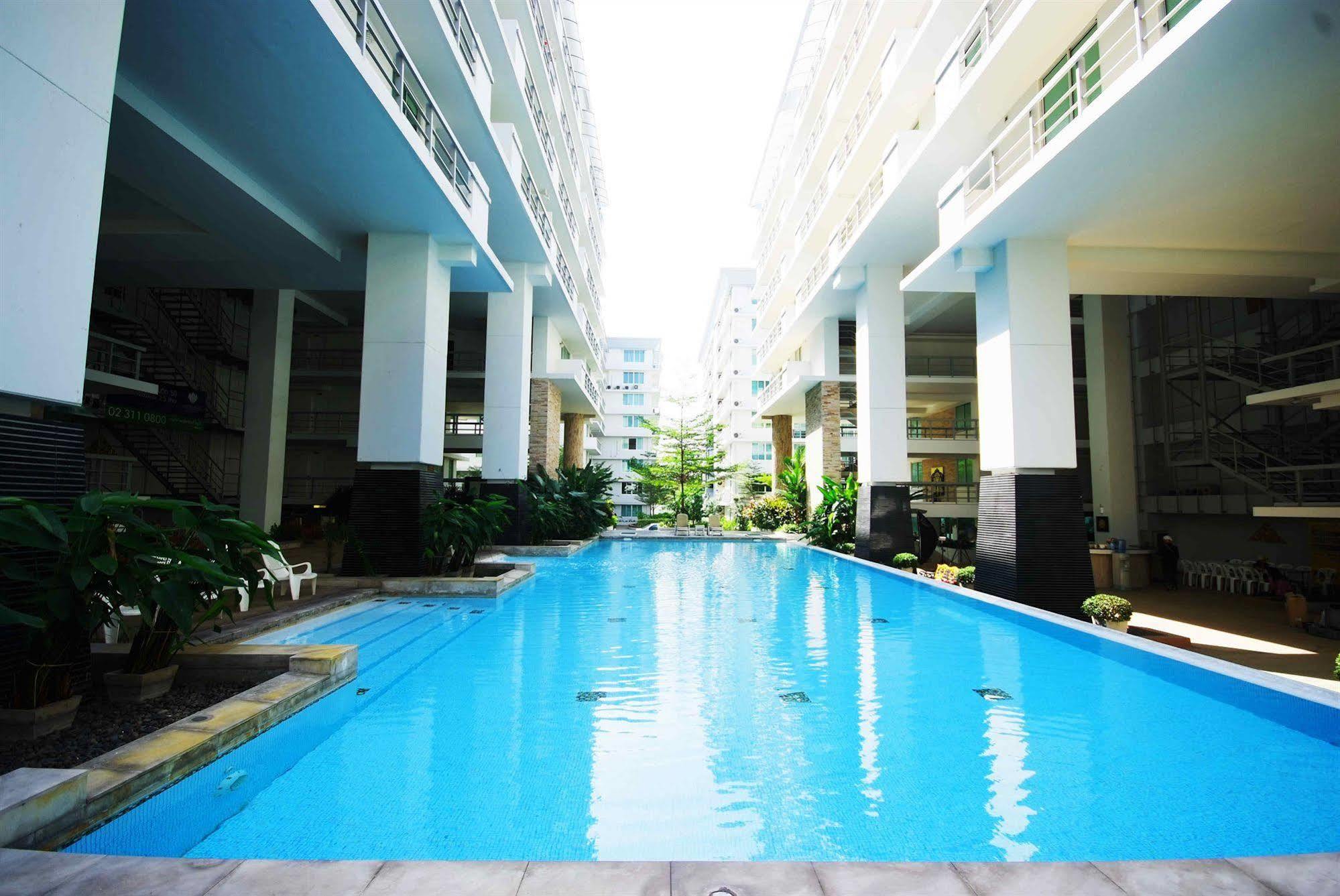 The Capital Resort @ Sukhumvit 50 曼谷 外观 照片 The swimming pool at the 10th floor of the building