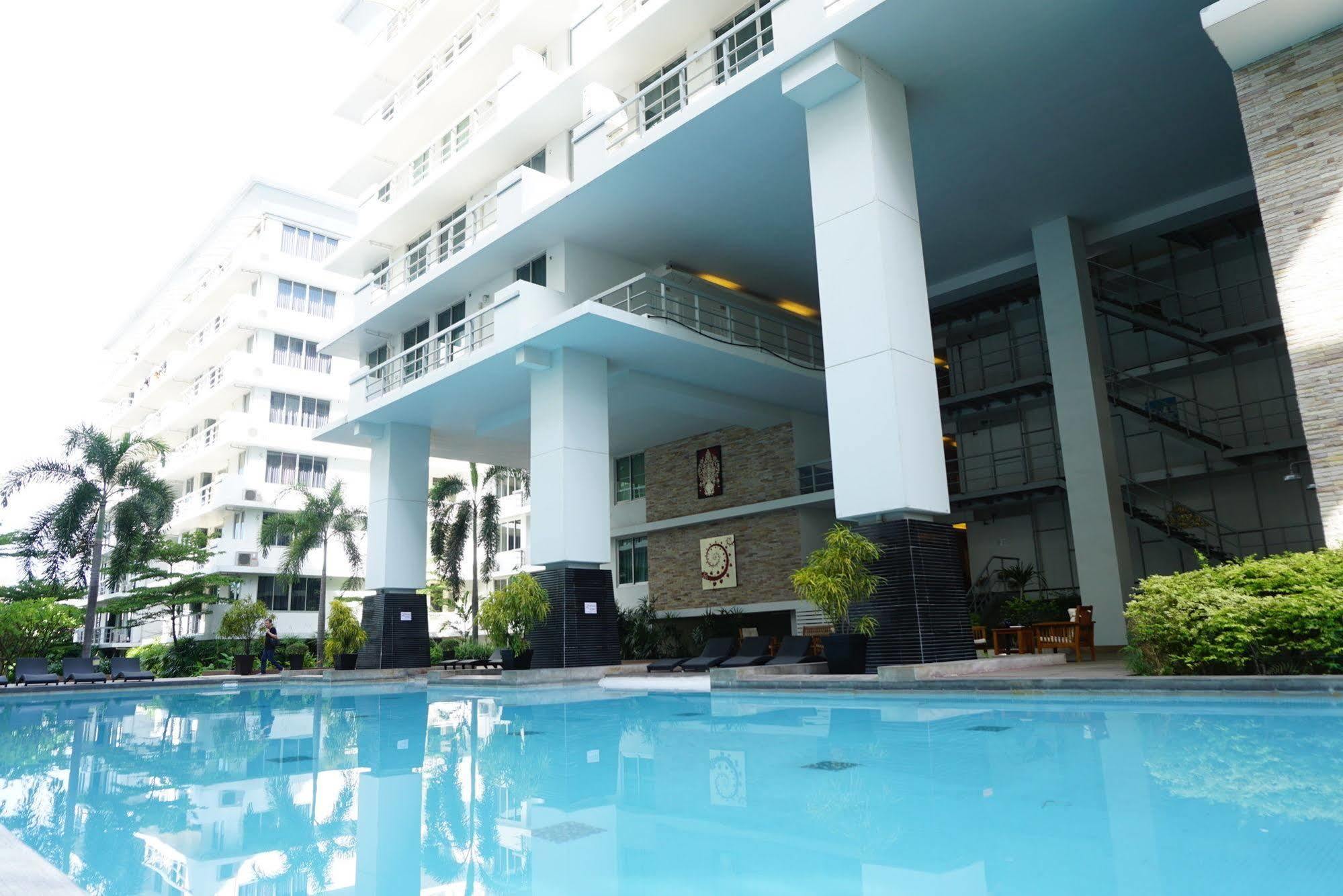 The Capital Resort @ Sukhumvit 50 曼谷 外观 照片 The swimming pool at the 10th floor