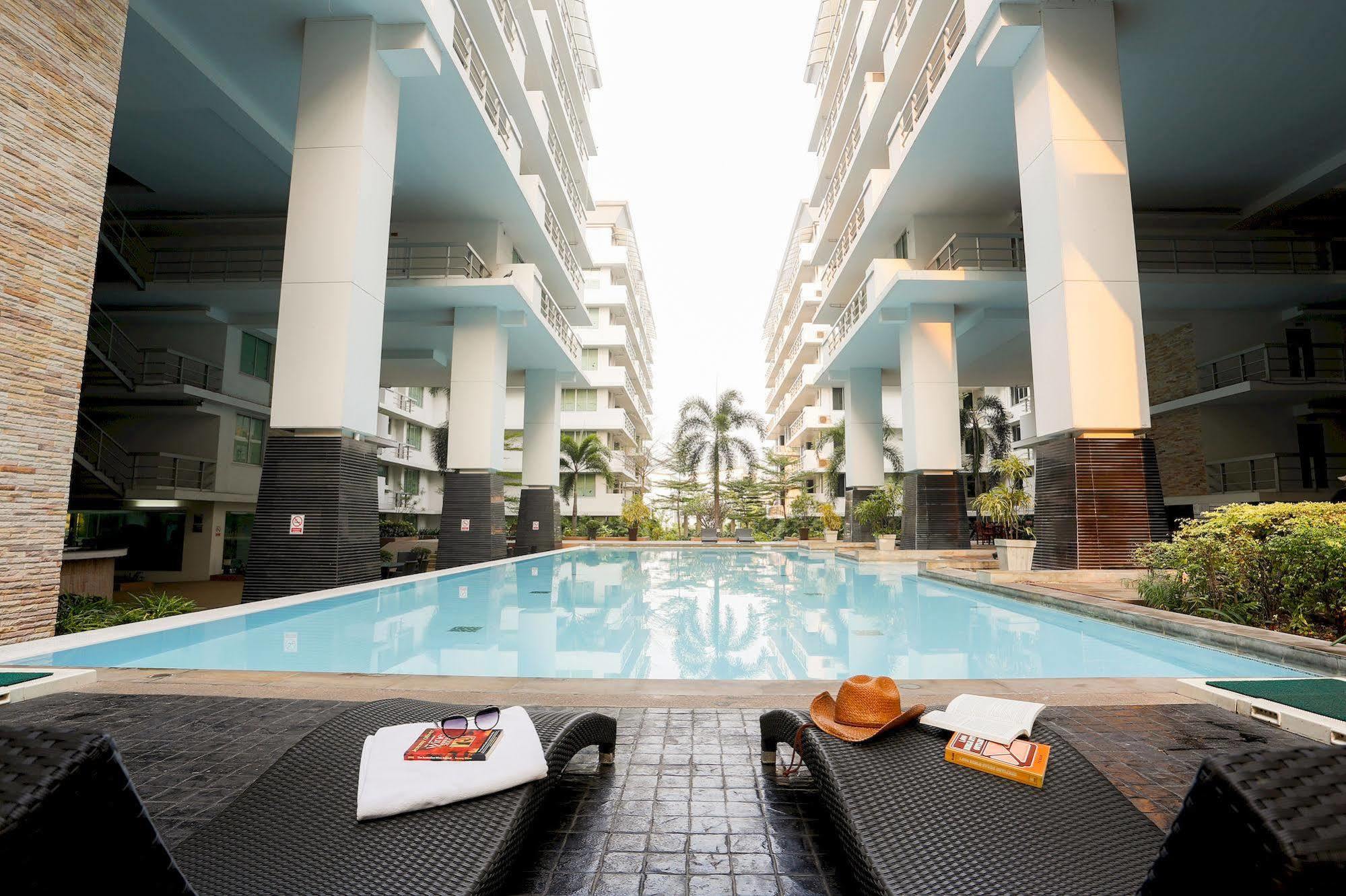 The Capital Resort @ Sukhumvit 50 曼谷 外观 照片 The swimming pool at the complex